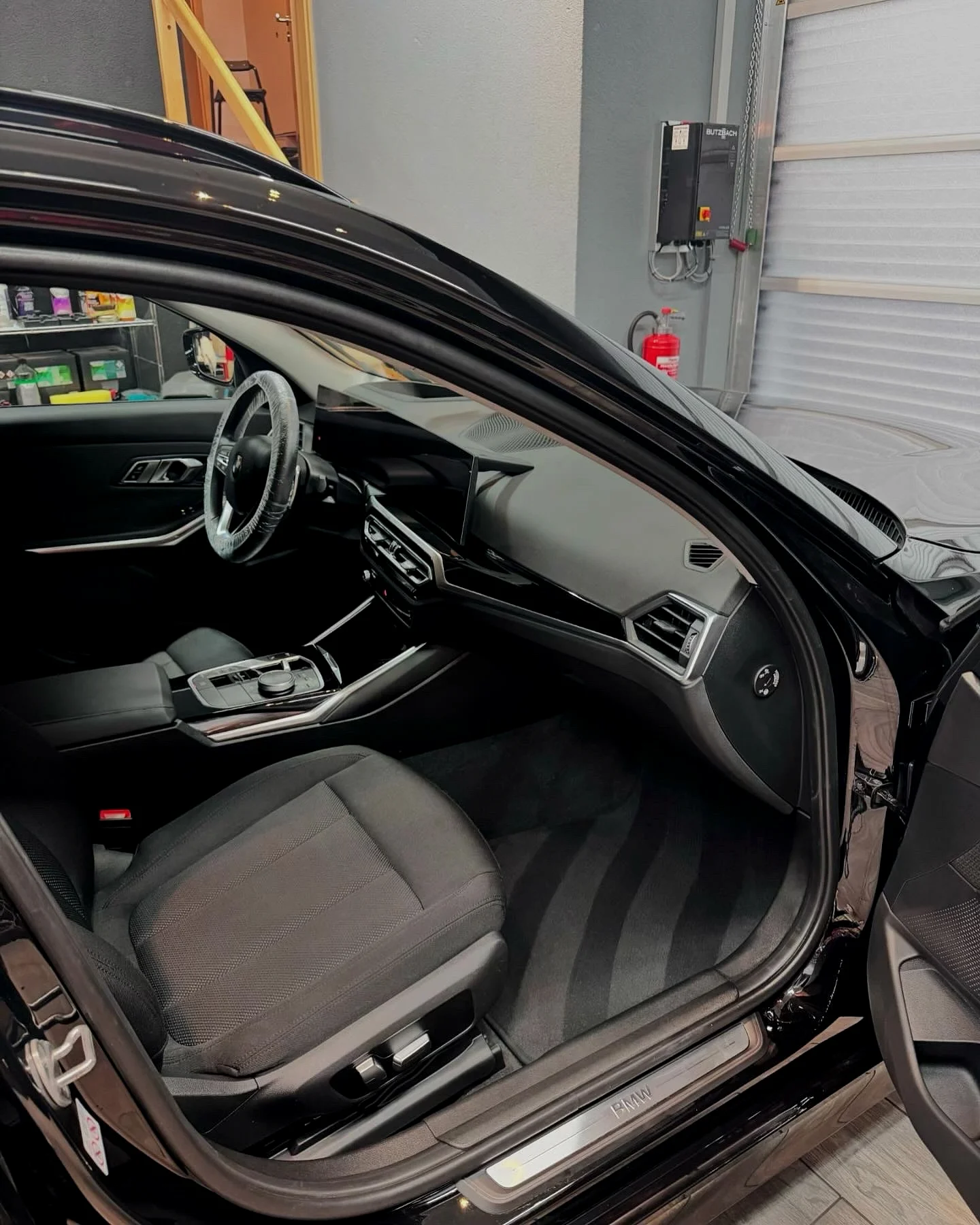 BMW-Innenraum nach der Innenaufbereitung — gereinigte Sitze und Armaturen